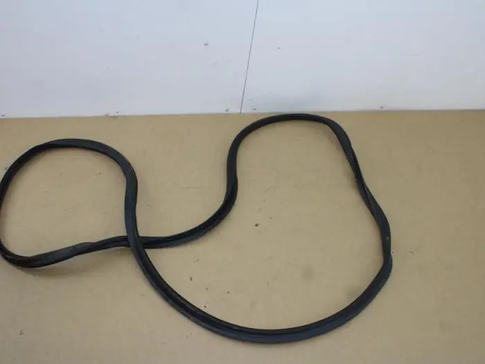 Scherp geprijsd - Achterkleprubber Volkswagen Touran O130745